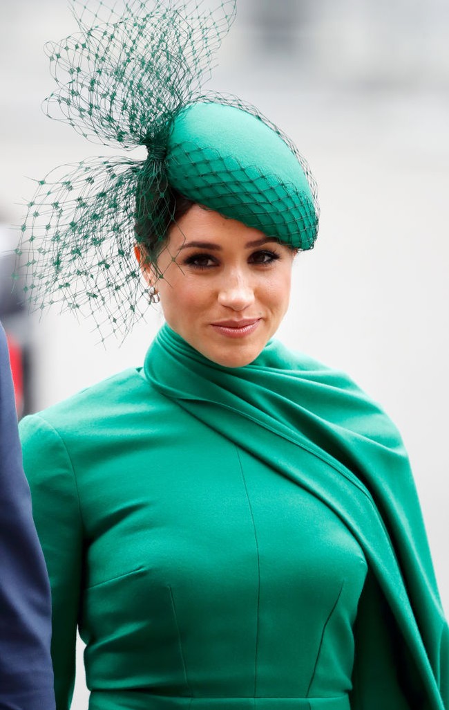 Hadir di Commonwealth Day Service 2020 di London, Inggris, Meghan Markle memakai gaun warna hijau emerald dan headpiece warna senada. Foto: Getty Images/Max Mumby/Indigo