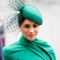 Hadir di Commonwealth Day Service 2020 di London, Inggris, Meghan Markle memakai gaun warna hijau emerald dan headpiece warna senada. Foto: Getty Images/Max Mumby/Indigo