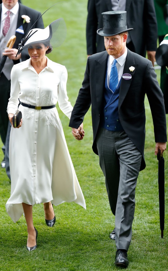 Gaya monokrom jadi pilihan Meghan Markle saat hadir di acara Royal Ascot, di Ascot Racecourse, Ascot, Inggris, pada Juni 2018. Duchess of Sussex mengenakan gaun putih dengan aksen belt hitam serta topi bernuansa hitam-putih. Foto: Getty Images/Max Mumby/Indigo