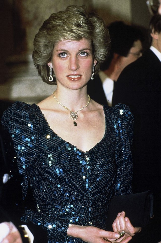 Gaun sequin pun pernah dipakai Putri Diana saat menghadiri acara gala performance ‘Love For Love’ di Vienna, Austria, pada April 1986. Foto: Getty Images/Anwar Hussein