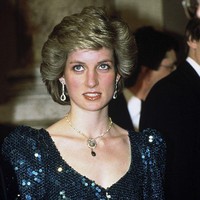 Gaun sequin pun pernah dipakai Putri Diana saat menghadiri acara gala performance ‘Love For Love’ di Vienna, Austria, pada April 1986. Foto: Getty Images/Anwar Hussein