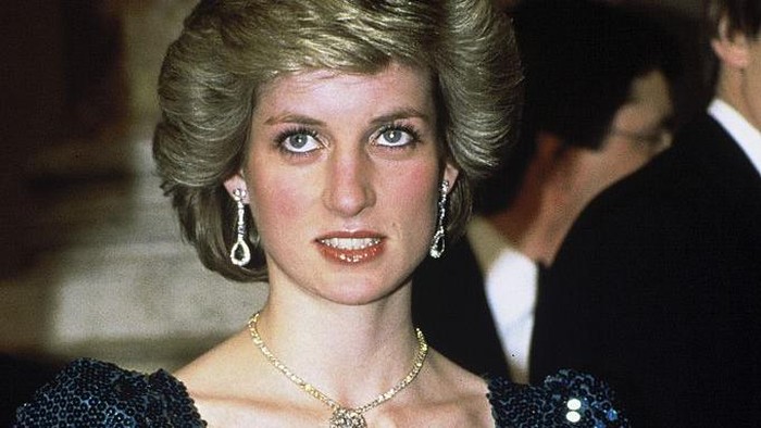 VIENNA, AUSTRIA - APRIL 14: Diana, Princess of Wales, wearing a sea green sequined dress designed by Catherine Walker, attends a gala performance of Love For Love at the Vienna Burgh Theatre on April 14, 1986 in Vienna, Austria.  (Photo by Anwar Hussein/Getty Images)
