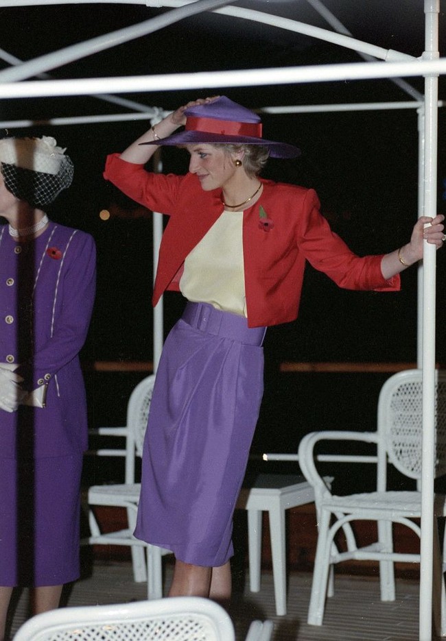 Padanan warna yang sama juga pernah dikenakan Putri Diana saat mengunjungi Hong Kong pada 1989. Kala itu ia memakai setelan cropped jacket merah dan rok lavender rancangan Catherine Walker. Foto: Getty Images/Kent Gavin
