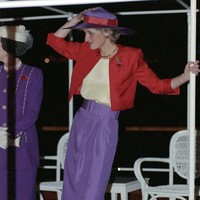 Padanan warna yang sama juga pernah dikenakan Putri Diana saat mengunjungi Hong Kong pada 1989. Kala itu ia memakai setelan cropped jacket merah dan rok lavender rancangan Catherine Walker. Foto: Getty Images/Kent Gavin
