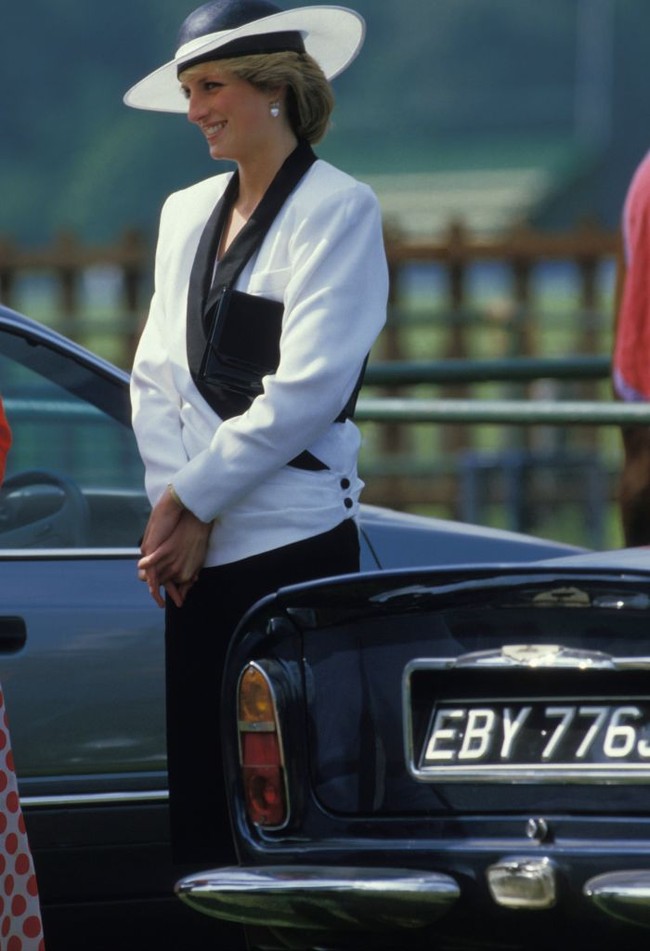 Dalam acara yang sama, 33 tahun lalu. Putri Diana menghadiri Grand Prix Royal Ascot mengenakan blazer putih dengan lapel hitam, serta topi berwarna senada. Foto: Getty Images/Pool BERNIER/DE KEERLE