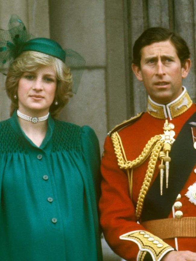 Busana Meghan Markle terinspirasi dari gaya Putri Diana saat menyaksikan Trooping the Colour pada Juni 1982. Ibu Pangeran William dan Pangeran Harry ini mengenakan gaun longgar dengan detail smock pada bagian bahu dan headpiece, juga warna hijau emerald. Foto: Getty Images/John Shelley Collection