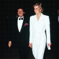 Gaya busana yang mirip ditampilkan Putri Diana sekitar 34 tahun yang lalu, di mana dia memakai gaun blazer putih saat makan malam di Chateau de Chambord di sela-sela kunjungannya ke Chambord, Prancis, pada 1988. Foto: Getty Images/Georges De Keerle