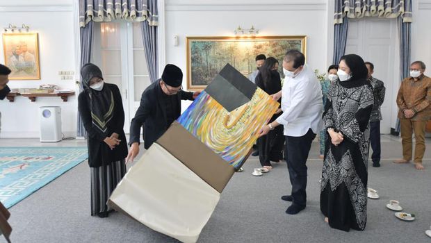 Chairman CT Corp Chairul Tanjung dapat kado istimewa dari Ridwan Kamil di hari ulang tahunnya ke-60 tahun.