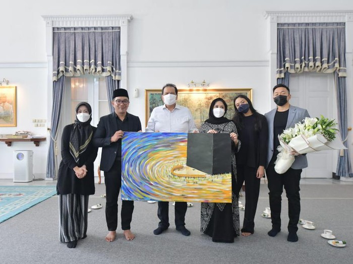 Chairman CT Corp Chairul Tanjung dapat kado istimewa dari Ridwan Kamil di hari ulang tahunnya ke-60 tahun.