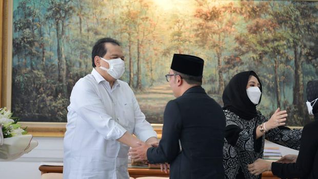 Chairman CT Corp Chairul Tanjung dapat kado istimewa dari Ridwan Kamil di hari ulang tahunnya ke-60 tahun.