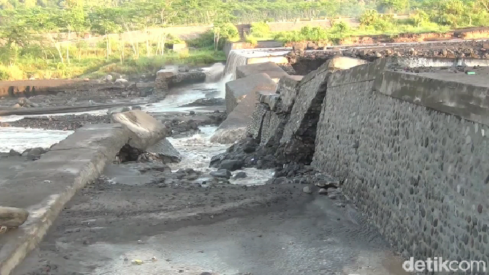 check dam jebol diterjang lahar dingin semeru
