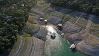 Danau Medina adalah waduk di Sungai Medina di Texas AS. Volume air di waduk ini menyusut akibat gelombang panas yang terjadi di Texas.
