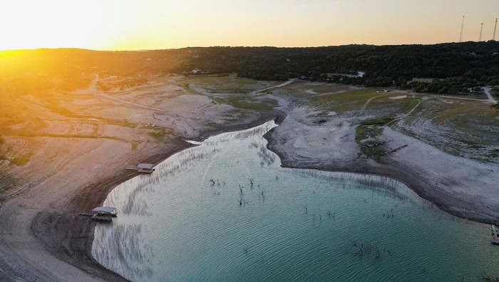 Danau di Texas Nyaris Kering Imbas Gelombang Panas Residential boat docks sit on dry land at Medina Lake outside of San Antonio as majority of Texas experiences drought amid an extreme heat wave hitting the state, in Medina County, Texas, U.S., June 18, 2022. Picture taken June 18, 2022. REUTERS/Jordan Vonderhaar