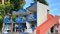 Dikolam berlokasi di Jl. Kemang Selatan I D No.18. Masuk ke sini kamu bakal disambut bangunan kubus berwarna putih biru yang tampak artistik.