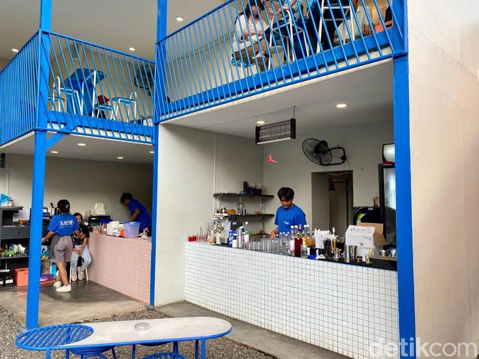 Dikolam: Nyantai Nikmati Sandwich dan Es Kopi Susu di Tepi Kolam Renang Dikolam: Nyantai Nikmati Sandwich dan Es Kopi Susu di Tepi Kolam Renang