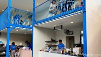 Area bawah diperuntukkan sebagai tempat meracik makanan, sementara atasnya untuk santap pengunjung.
