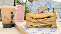 Paling enak menghabiskan sore di sini sambil menikmati ragam camilan. Ada menu manis hingga gurih yang memanjakan selera.
