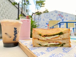 Dikolam: Nyantai Nikmati Sandwich dan Es Kopi Susu di Tepi Kolam Renang