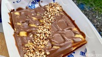 Kalau mau yang manis ada Nutella Waffle (Rp 30 ribu). Dua lembar waffle disajikan bersama siraman saus Nutella dan taburan kacang tanah cincang.