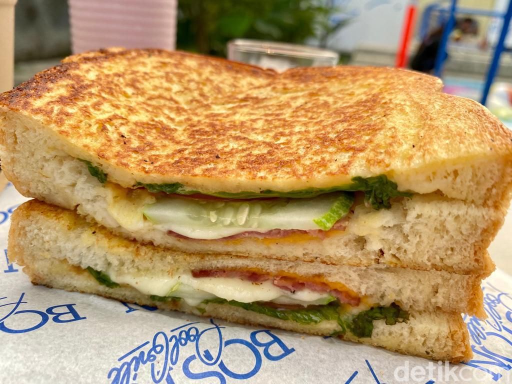 Dikolam: Nyantai Nikmati Sandwich dan Es Kopi Susu di Tepi Kolam Renang