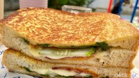 Smokey Beef Brisket (Rp 49 ribu) dilengkapi lelehan keju mozzarella. Isiannya lengkap, termasuk sayuran segar.
