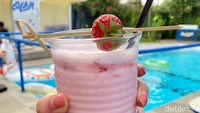 Mau minuman nonkopi? Coba Red Devil Tea (Rp 25 ribu).  Minuman ini dibuat dari teh bunga rosella, stroberi, daun mint, dan susu segar.