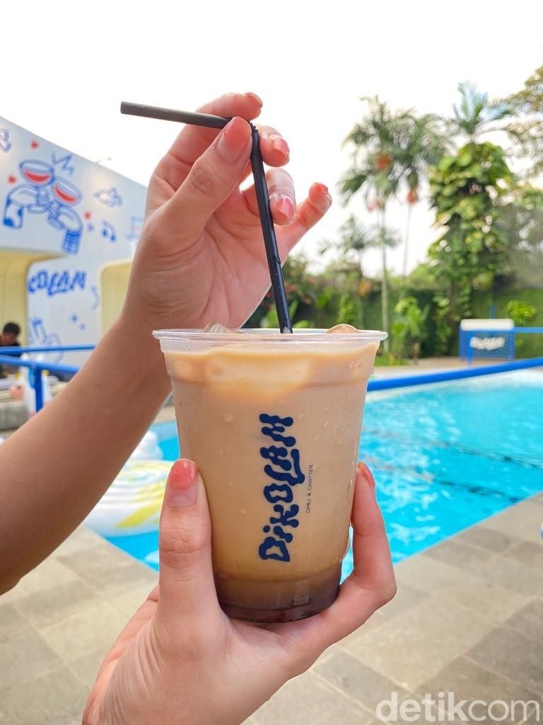 Dikolam: Nyantai Nikmati Sandwich dan Es Kopi Susu di Tepi Kolam Renang