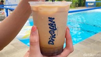 Kalau ini Iced Aren by The Pool (Rp 25 ribu) yang jadi favorit. Es kopi susu dengan tambahan gula aren ini terasa menyegarkan.