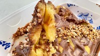 Tekstur wafflenya empuk dan lembut seperti pancake. Tambahan saus Nutella menyempurnakan rasanya.