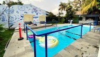 Mampir ke sini dijamin bisa chill sambil menikmati segarnya pemandangan kolam renang. Floaties di atasnya menyemarakkan suasana.