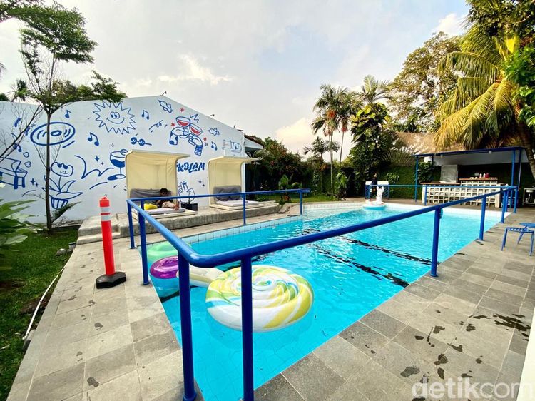 Seru! Makan Sandwich dan Waffle di Kafe Kolam Renang di Kemang