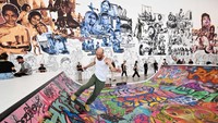 Seorang skater tampil di jalur skateboard yang menjadi bagian dari karya seni instalasi Baan Noorg Collaborative Arts and Culture dari Thailand.  Foto: AFP via Getty Images/ANTON ROLAND LAUB