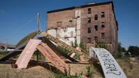 Ini karya seni kolektif Serigrafistas Queer asal Argentina yang berada di depan Sanderhaus/ Haferkakaofabrik, salah satu lokasi pameran documenta 15.  Foto: AFP via Getty Images/ANTON ROLAND LAUB