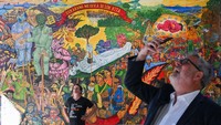 Ratusan karya seni dari berbagai negara di dunia memeriahkan documenta fifteen di 32 tempat pameran.  Foto: AFP via Getty Images/ANTON ROLAND LAUB