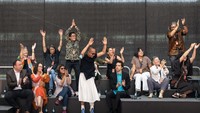 Ini potret ruangrupa bersama perwakilan seniman Indonesia saat konferensi pers documenta fifteen pada 15 Juni 2022.  Foto: AFP via Getty Images/ANTON ROLAND LAUB