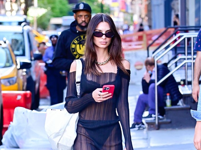 Emily Ratajkowski NEW YORK, NY - MAY 18: Emily Ratajkowski is seen on May 18, 2022 in New York City. (Photo by Raymond Hall/GC Images)