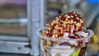 Es podeng yang ada di kawasan Rawa Belong juga tak kalah jadi favorit. Dilengkapi dengan mutiara, roti, ketan hitam dan alpukat. Foto: Instagram @kulinerkotajakarta