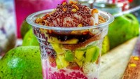 Es podeng juga bisa dinikmati di Pasar Santa. Es podeng di sini disajikan dengan topping yang melimpah bahkan sampai menggunung. Foto: Instagram @foodieframes.