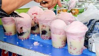 Bisa juga menikmati es doger dari Es Doger Simpang Kualu. Es dogernya dilengkapi dengan ketan Foto: Instagram @brosispku