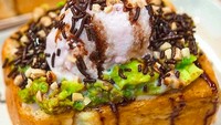 Ada yang unik, es podeng di Kupi Plus Ruti menawarkan menu es poden yang disajikan di atas roti. Dilengkapi dengan alpukat, meses cokelat dan kacang. Foto: Instagram @kupipkusoruti