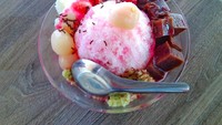 Tak kalah unik, es doger di Semarang ini disajikan dengan puding cokelat. Lokasinya di Kayarasa. Harganya cuma Rp 15.000. Foto: Instagram @ratujajan_