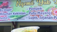 Gerai Penawar Rindu menawarkan es doger dengan berbagai varian. Salah satu yang favorit ada rasa cocopandan seharga Rp 18.000. Foto: Instagram @kulinerpalangka
