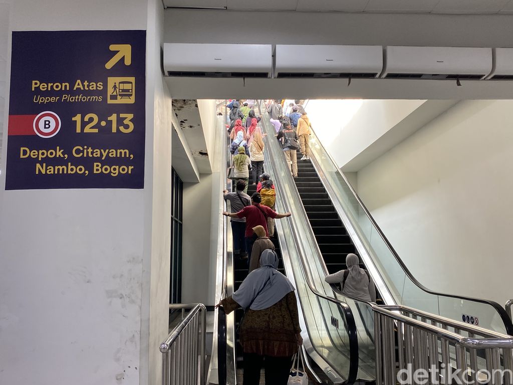 Eskalator di Stasiun Manggarai belum selesai diperbaiki, 20 Juni 2022. (Annisa Rizky Fadhila/detikcom)