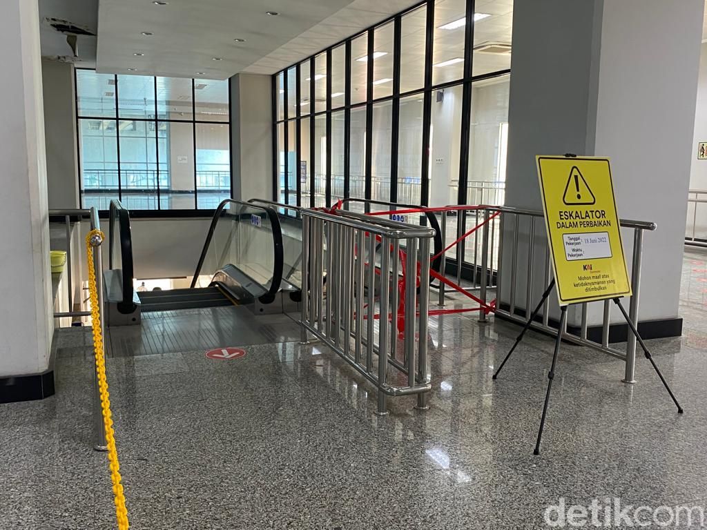 Eskalator di Stasiun Manggarai, Jaksel, masih rusak, 20 Juni 2022. (Annisa Rizky Fadhila/detikcom)