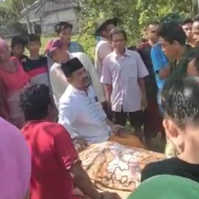 Evakuasi korban usai tenggelam di bendungan di Sampang