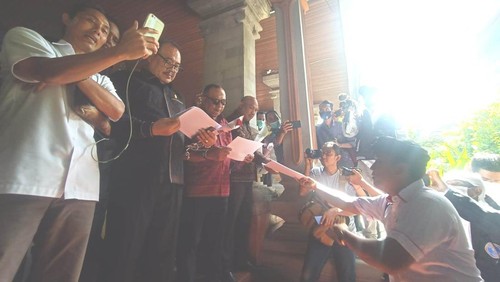 FKPP-Alumni SMA Bali Mandara menyerahkan hasil kajian kepada anggota DPRD Bali pada Senin (20/6/2022) di Kantor DPRD Bali, Denpasar