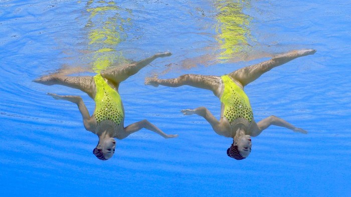 Foto-foto Mengagumkan Renang Artistik dari Dalam Air BUDAPEST, HUNGARY - JUNE 19: (EDITORS NOTE: Image taken using an underwater camera.) Team United States competes in the Artistic Swimming Team Technical Preliminaries on day three of the Budapest 2022 FINA World Championships at Alfred Hajos National Aquatics Complex on June 19, 2022 in Budapest, Hungary. (Photo by Tom Pennington/Getty Images