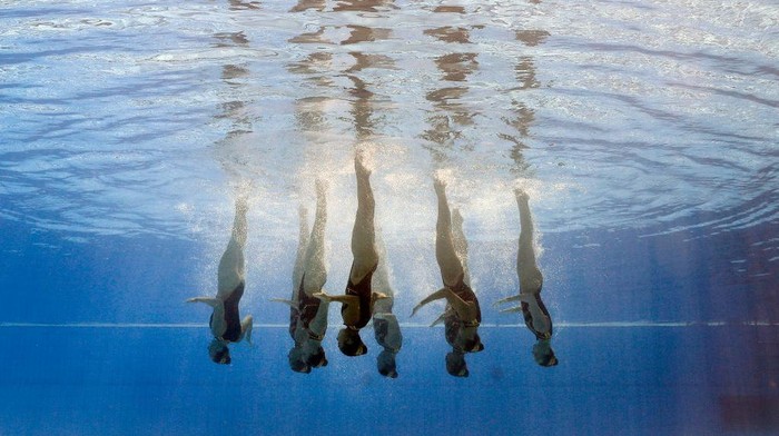 Foto-foto Mengagumkan Renang Artistik dari Dalam Air BUDAPEST, HUNGARY - JUNE 19: (EDITORS NOTE: Image taken using an underwater camera.) Team United States competes in the Artistic Swimming Team Technical Preliminaries on day three of the Budapest 2022 FINA World Championships at Alfred Hajos National Aquatics Complex on June 19, 2022 in Budapest, Hungary. (Photo by Tom Pennington/Getty Images
