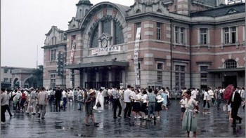 Bahkan sampai sekitar tahun 1993, orang Korsel sendiri enggan memakai produk Samsung. Tapi lihatlah Samsung sekarang begitu perkasa. Foto: Vintages