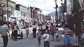 Korea Selatan pada waktu itu memang masih belum negara maju dan masih mengejar ketertinggalannya. Akibat dahsyatnya Perang Korea, mereka masih harus banyak menata diri. Foto: Vintages